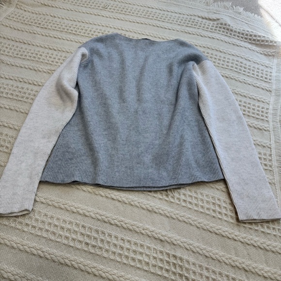 VINCE Cashmere Wool Blend V-Neck Colorblock Ribbed Top Sweater Grey White SzM - Picture 10 of 12